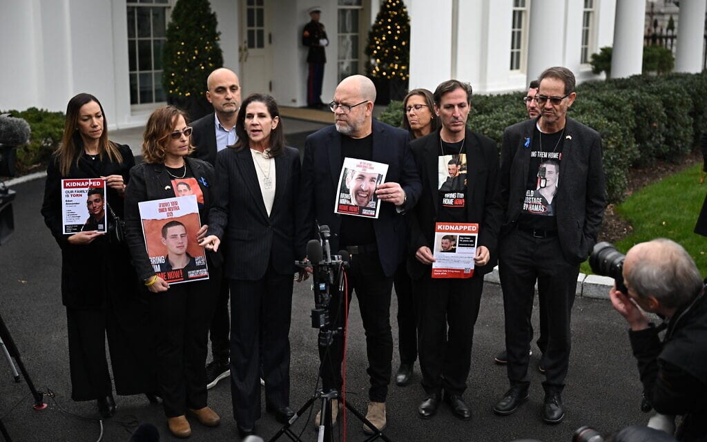 בני משפחות החטופים מחוץ לבית הלבן לאחר פגישה עם נשיא ארה"ב ג'ו ביידן, 13 בדצמבר 2023 (צילום: Jim WATSON / AFP)