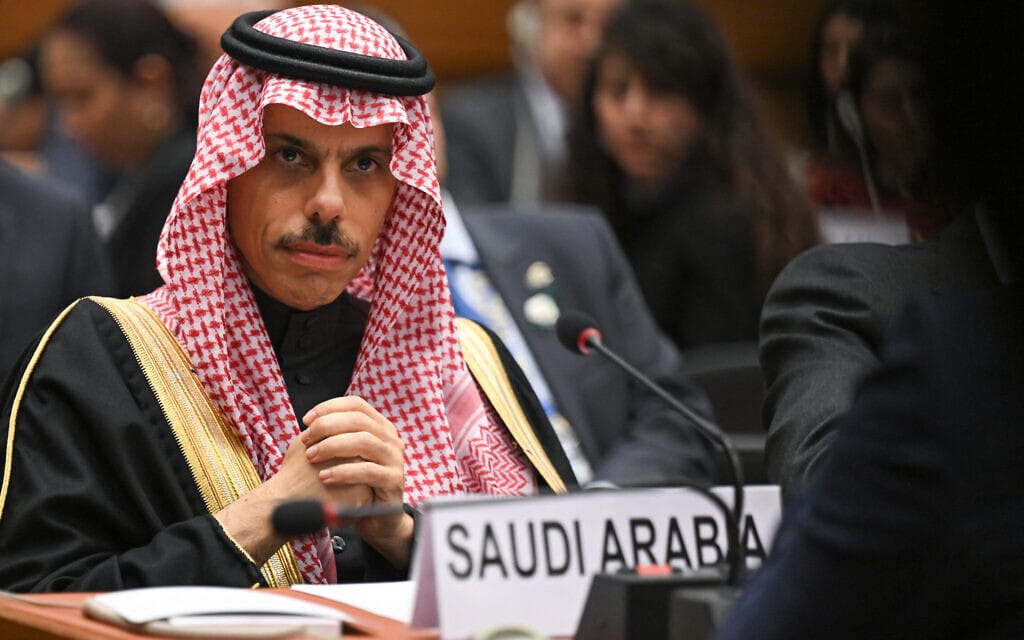 שר החוץ של ערב הסעודית, פייסל בן פרחאן אאל סעוד נואם באו"ם על המצב בעזה, 12 בדצמבר 2023 (צילום: Fabrice COFFRINI / AFP)