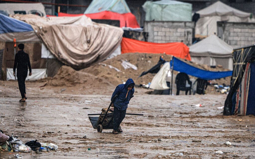 בוץ והעדר תנאים סניטאריים במחנה עקורים ברפיח, 13 בדצמבר 2023 (צילום: MAHMUD HAMS / AFP)