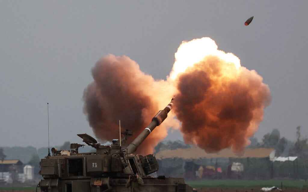 פגז נורה מטנק ישראלי לרצועת עזה, 14 בדצמבר 2023 (צילום: JACK GUEZ / AFP)