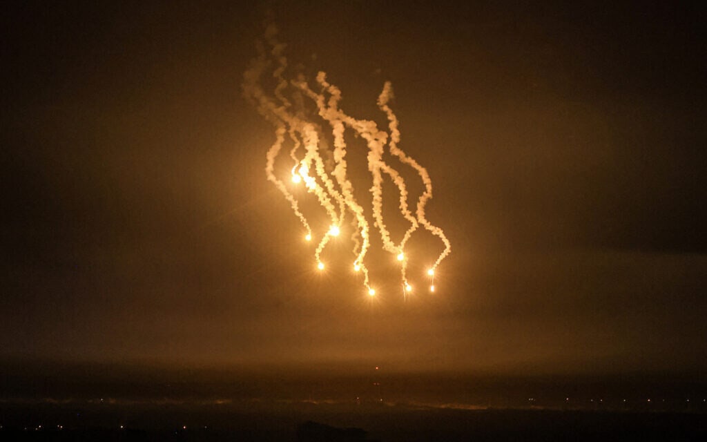 תקיפה ישראלית בחאן יונס, כפי שנראתה מרפיח, 14 בדצמבר 2023 (צילום: MAHMUD HAMS / AFP)