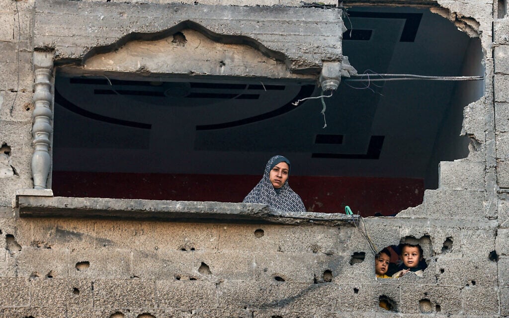 פלסטינים ברפיח, 15 בדצמבר 2023 (צילום: MOHAMMED ABED / AFP)