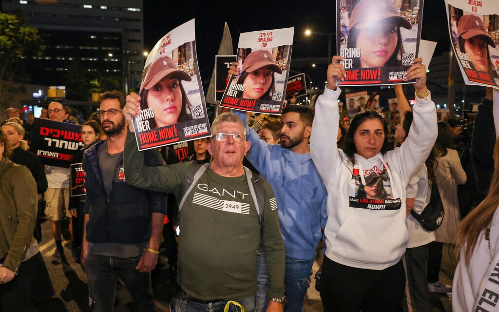 מאות בצעדת מחאה בתל אביב למען שחרור מיידי של החטופים. 15 בדצמבר 2023 (צילום: מרים אלסטר/פלאש90)