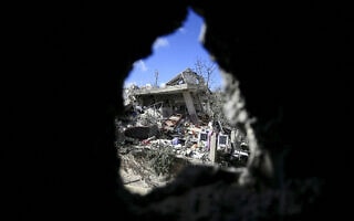 בית הרוס בלבנון אחרי הפצצה ישראלית בכפר איטרון, 14 בדצמבר 2023 (צילום: AFP) בית הרוס בלבנון אחרי הפצצה ישראלית בכפר איטרון, 14 בדצמבר 2023 (צילום: AFP)