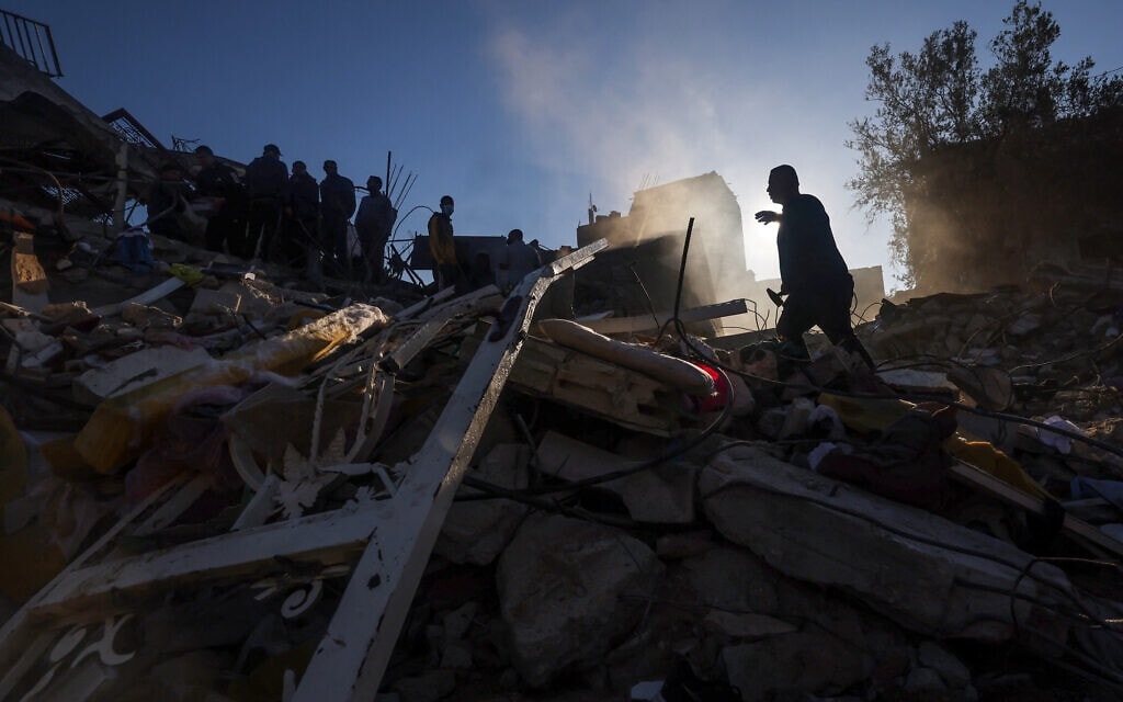פלסטינים בוחנים את הנזק שנגרם בתקיפה ישראלית ברפיח, 15 בדצמבר 2023 (צילום: MOHAMMED ABED / AFP)