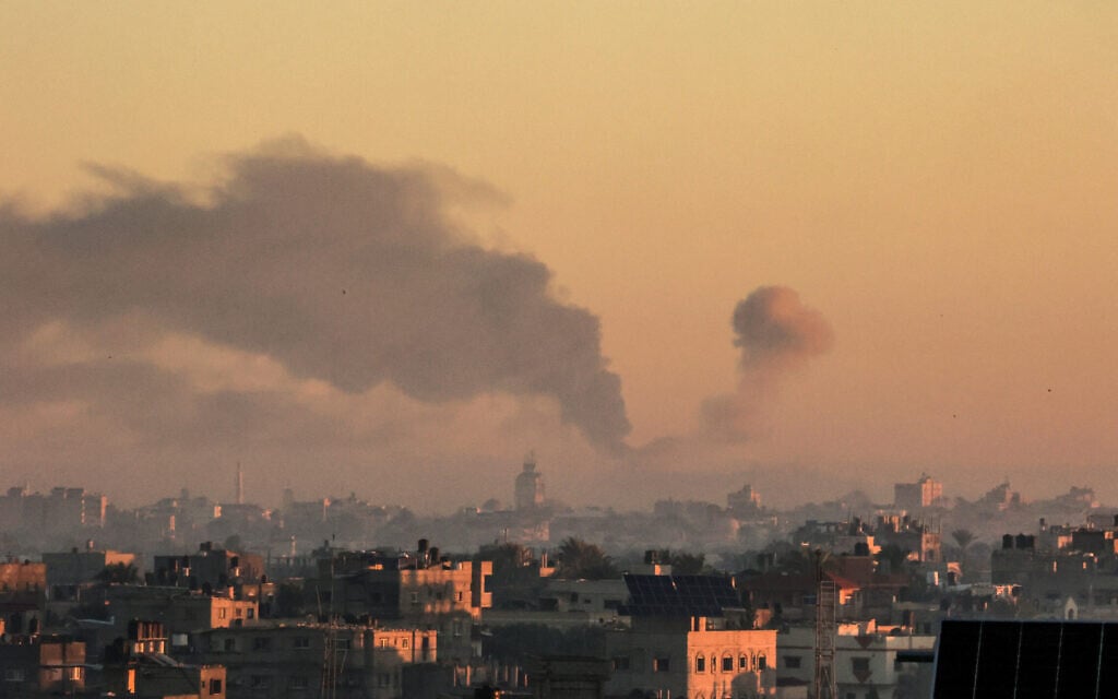 עשן מיתמר מעל חאן יונס בעקבות תקיפה ישראלית, 15 בדצמבר 2023 (צילום: SAID KHATIB / AFP)