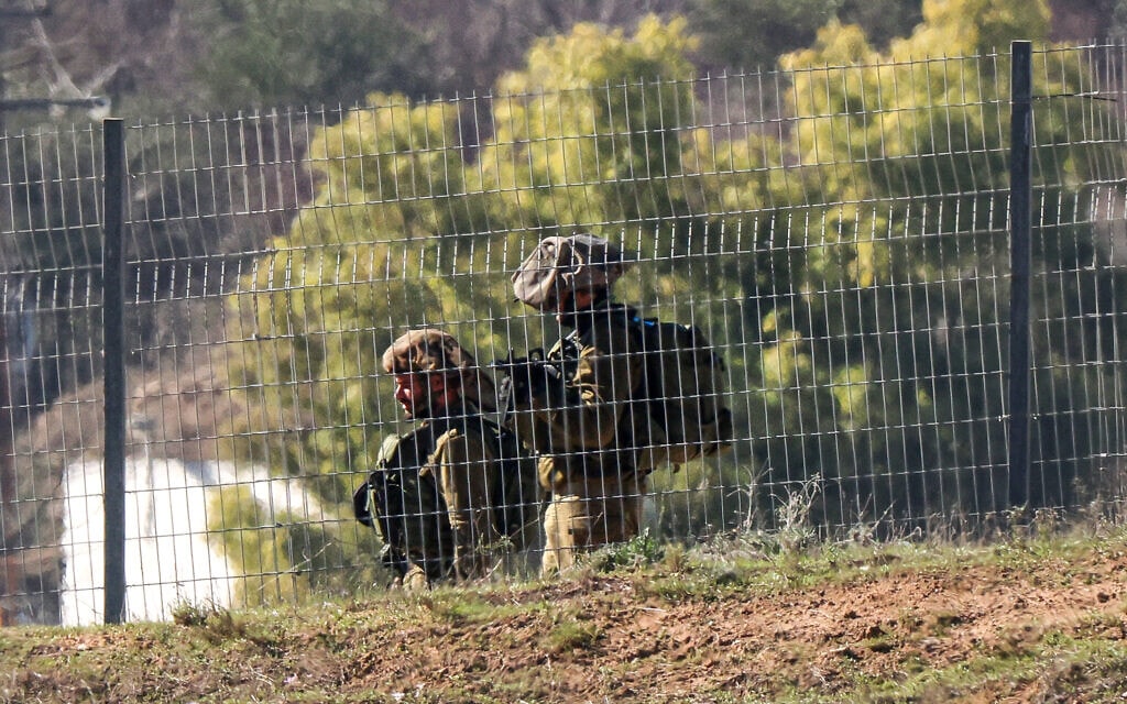 חיילים מפטרלים לאורך הגבול בין ישראל לרצועת עזה, 15 בדצמבר 2023 (צילום: JACK GUEZ / AFP)
