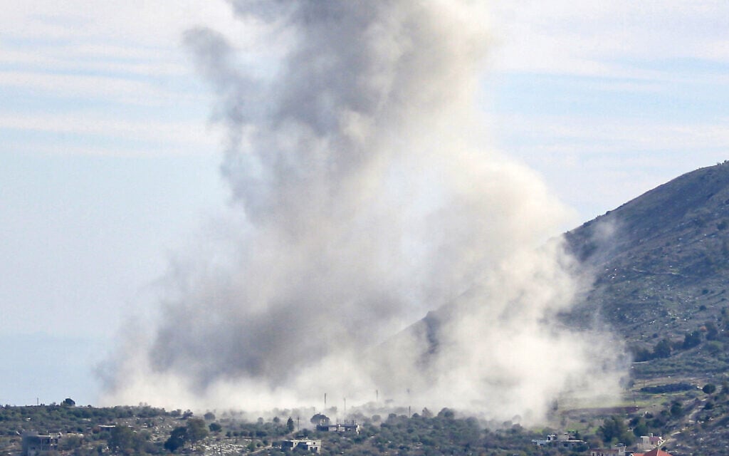 עשן מיתמר מכפר בדרום לבנון לאחר התקפת צה"ל, 17 בדצמבר 2023 (צילום: AFP)