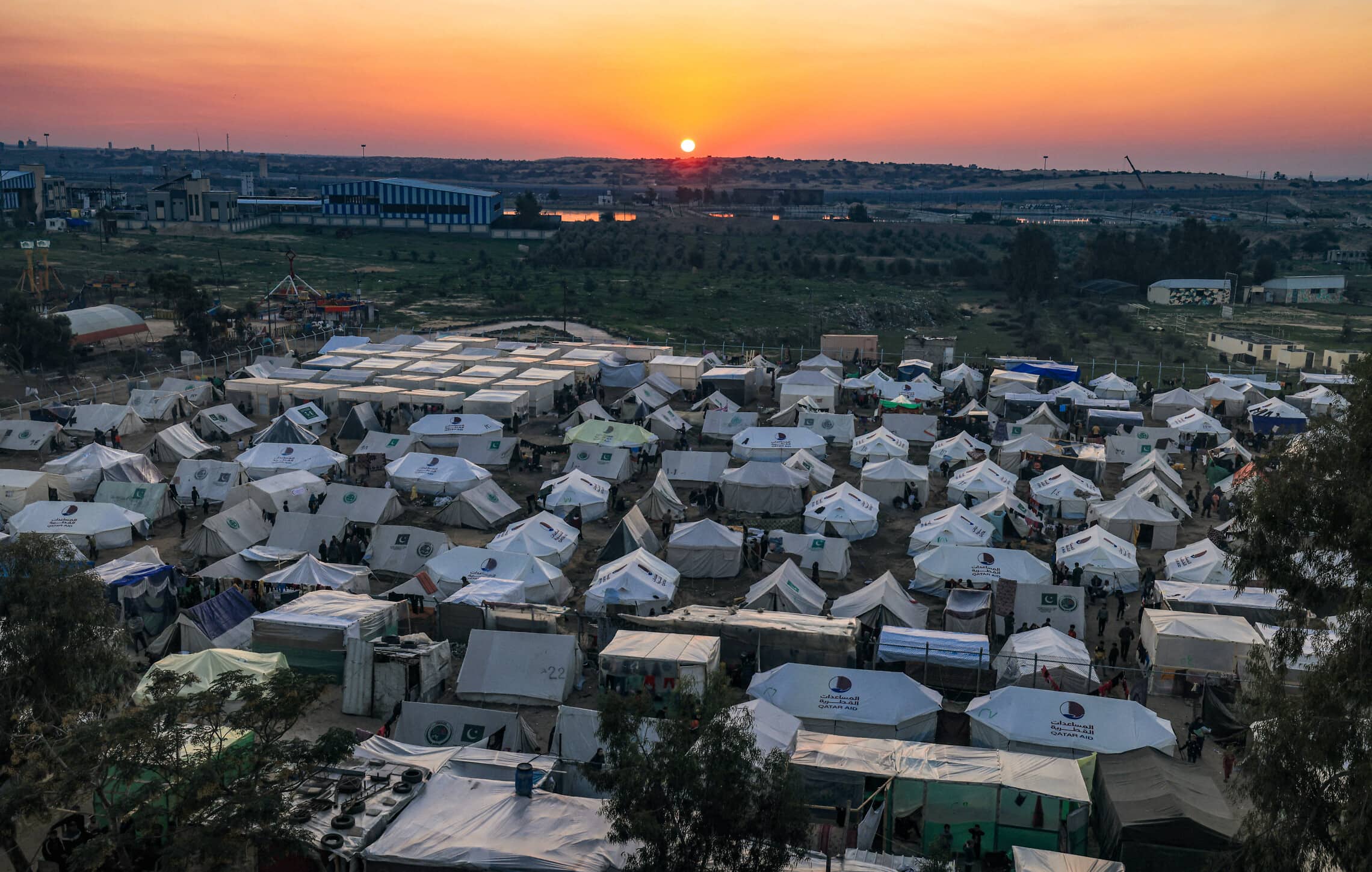 מחנה אוהלים של פלסטינים עקורים בדרום רצועת עזה, 18 בדצמבר 2023 (צילום: MAHMUD HAMS / AFP)