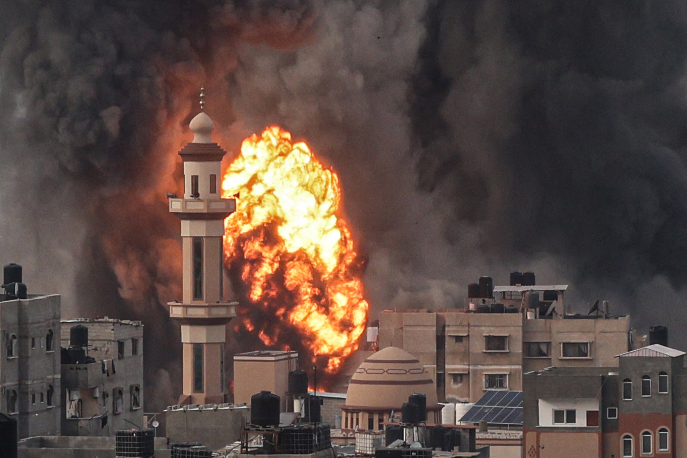 כדור אש ברפיח אחרי הפצצה ישראלית, 20 בדצמבר 2023 (צילום: SAID KHATIB / AFP)