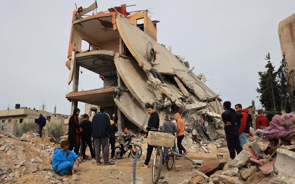 פלסטינים באתר בחאן יונס שהופצץ על ידי ישראל, 21 בדצמבר 2023 (צילום: SAID KHATIB / AFP)