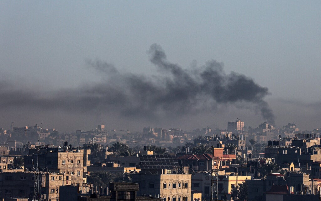 עשן מיתמר בשמי חאן יונס בעקבות תקיפה ישראלית, 26 בדצמבר 2023 (צילום: SAID KHATIB / AFP)