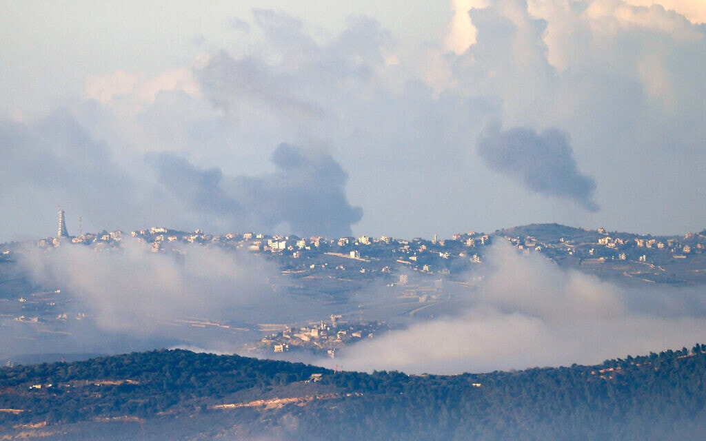 עשן מיתמר בדרום לבנון, באזור היישוב מיס אל-ג'בל, בעקבות הפצצה ישראלית, 25 בדצמבר 2023 (צילום: jalaa marey / AFP)