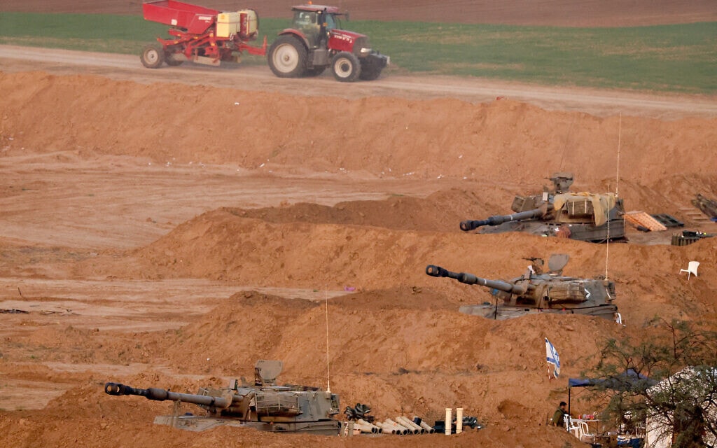תותחים של צה"ל בגבול עזה. 27 בדצמבר 2023 (צילום: Photo by JACK GUEZ / AFP) תותחים של צה"ל בגבול עזה. 27 בדצמבר 2023 (צילום: Photo by JACK GUEZ / AFP)