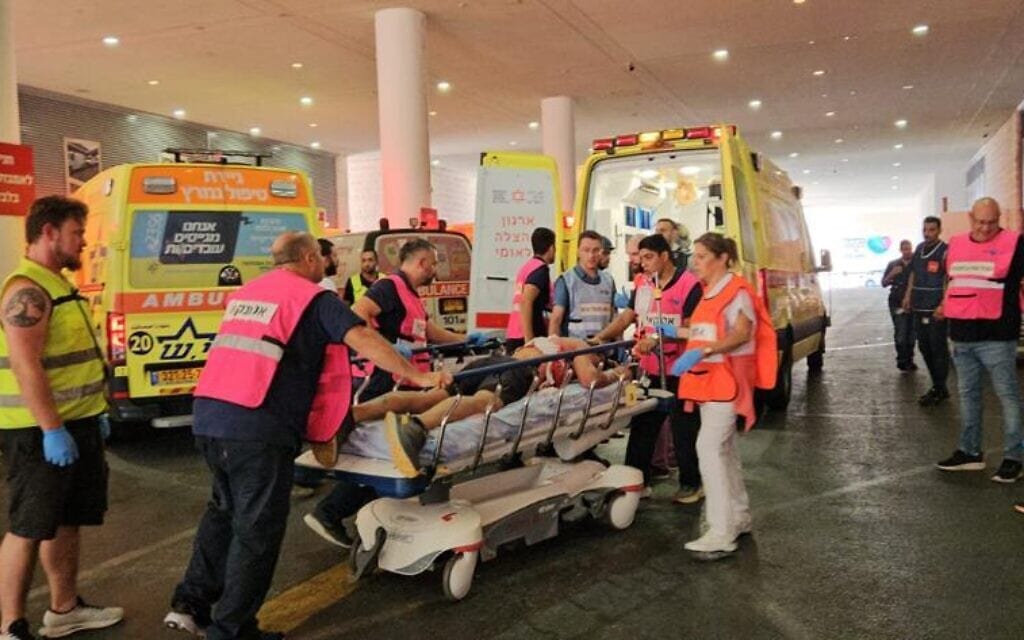 פינוי פצועים למרכז הרפואי ברזילי (צילום: דוברות בית החולים ברזילי)