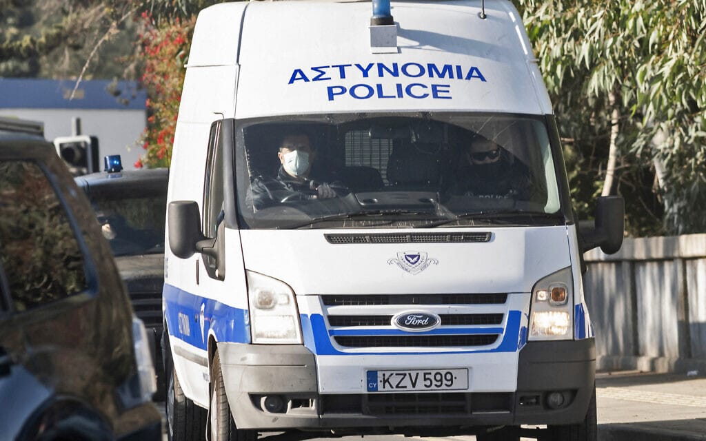 רכב של משטרת קפריסין הנושא חשוד בניסיון התנקשות באיש עסקים ישראלי בניקוסיה, 6 בדצמבר 2021 (צילום: Iakovos Hatzistavrou / AFP)