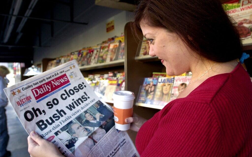 עיתון בלוס אנג&#039;לס מכריז מוקדם מדי על ג&#039;ורג&#039; בוש הבן כמנצח בבחירות לנשיאות ארצות הברית ב-8 בנובמבר 2000 (צילום: AP Photo/Nick Ut)