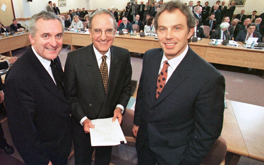 ראש ממשלת בריטניה טוני בלייר, הסנאטור האמריקאי ג&#039;ורג&#039; מיטשל וראש ממשלת אירלנד ברטי אהרן לאחר החתימה על הסכם יום שישי הטוב לשלום בצפון אירלנד, 10 באפריל 1998 (צילום: AP)