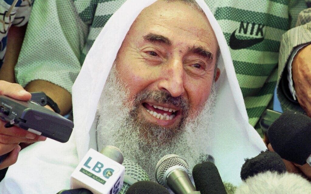 שייח&#039; אחמד יאסין, מייסד חמאס, מדבר עם התקשורת עם חזרתו לעזה, 25 ביוני 1998 (צילום: AP Photo/Adel Hana)