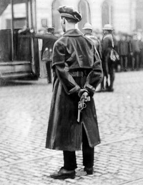 חבר בכוח הבריטי הצבאי למחצה &quot;בלאק אנד טאנס&quot; אוחז באקדח כשהוא מוכן לפעולה, במהלך התפרעויות בדבלין, אירלנד, 24 בנובמבר 1920 (צילום: AP)