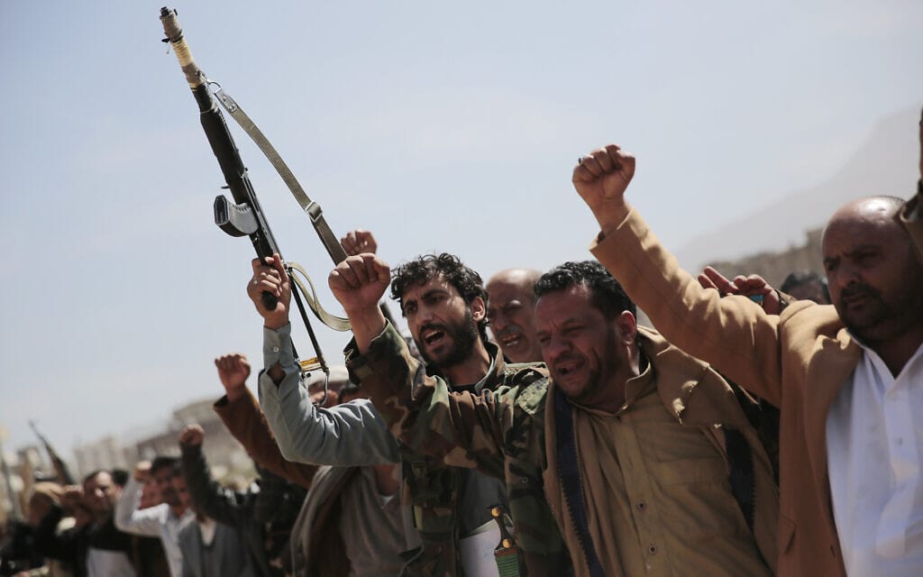חמושים חות'ים בצנעא, תימן, 24 בנובמבר 2021 (צילום: AP Photo/Hani Mohammed)