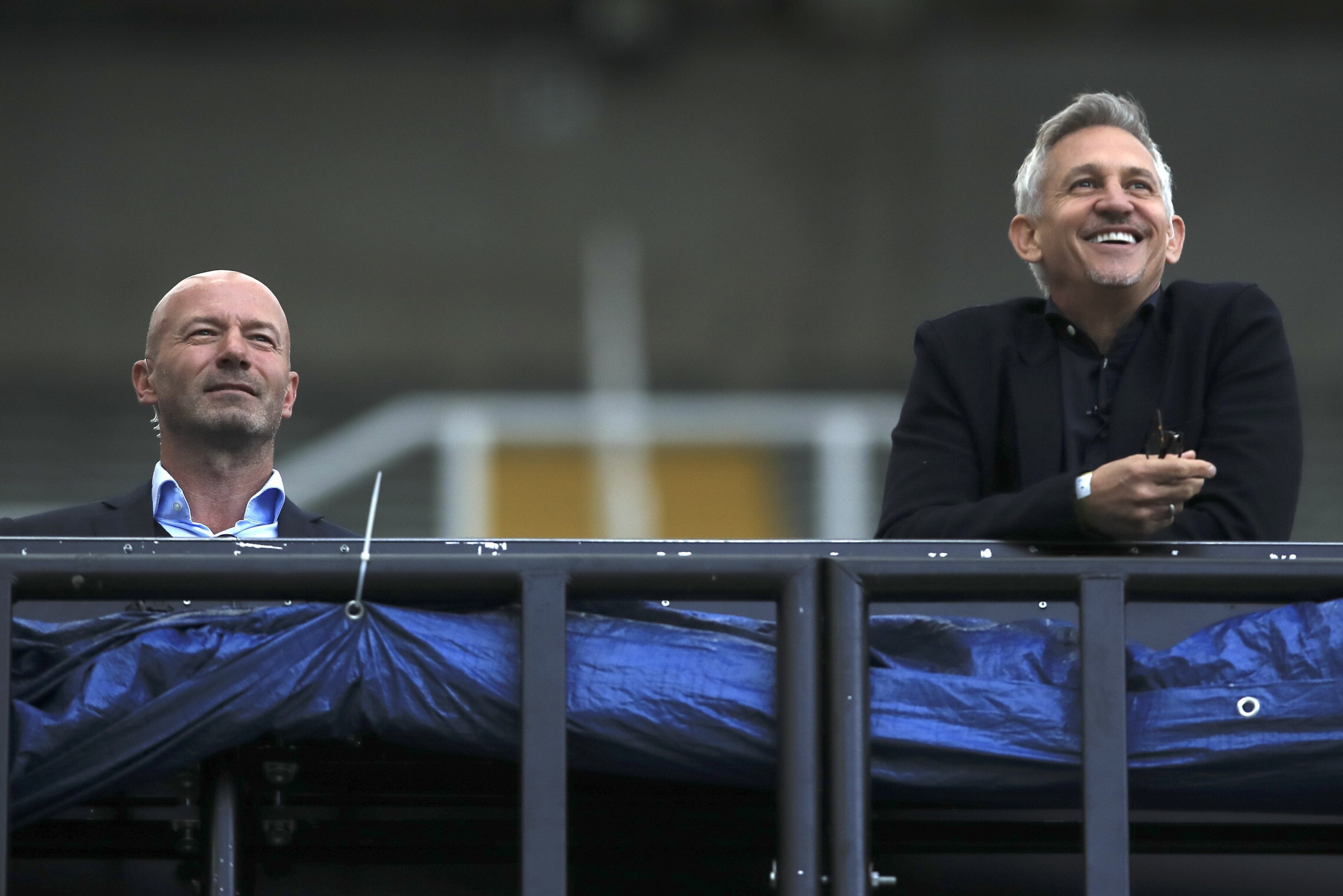פרשני הכדורגל גארי ליניקר (מימין) ואלן שירר צופים במשחק בין ניוקאסל יונייטד ומנצ&#039;סטר סיטי, 28 ביוני 2020 (צילום: Shaun Botterill/Pool via AP)