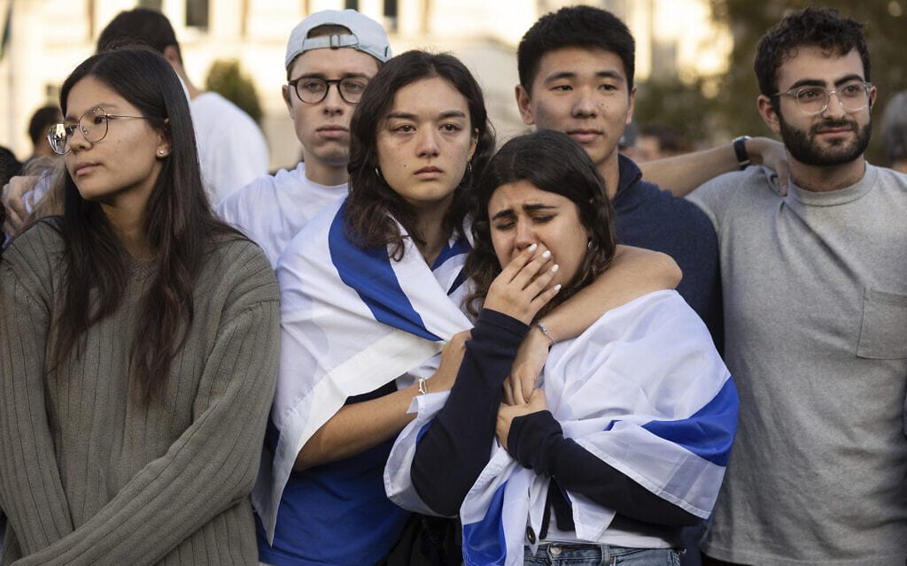 הפגנה פרו־ישראלית באוניברסיטת קולומביה, כמה ימים אחרי הטבח של חמאס, 12 באוקטובר 2023 (צילום: AP Photo/Yuki Iwamura)