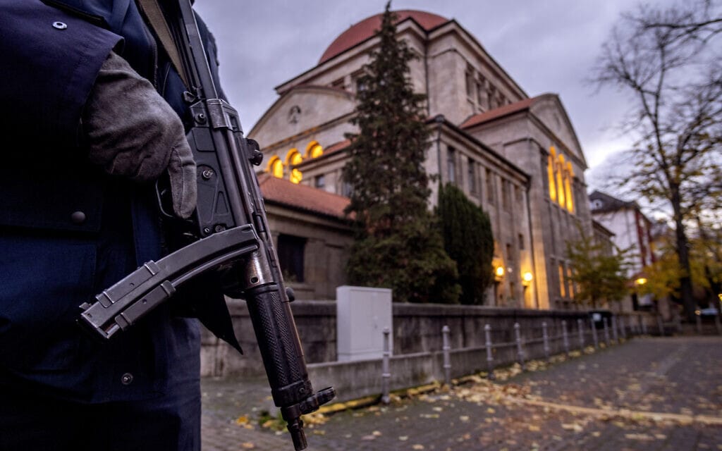 שוטר גרמני מאבטח בית כנסת בפרנקפורט, גרמניה, 8 בנובמבר 2023 (צילום: AP Photo/Michael Probst)