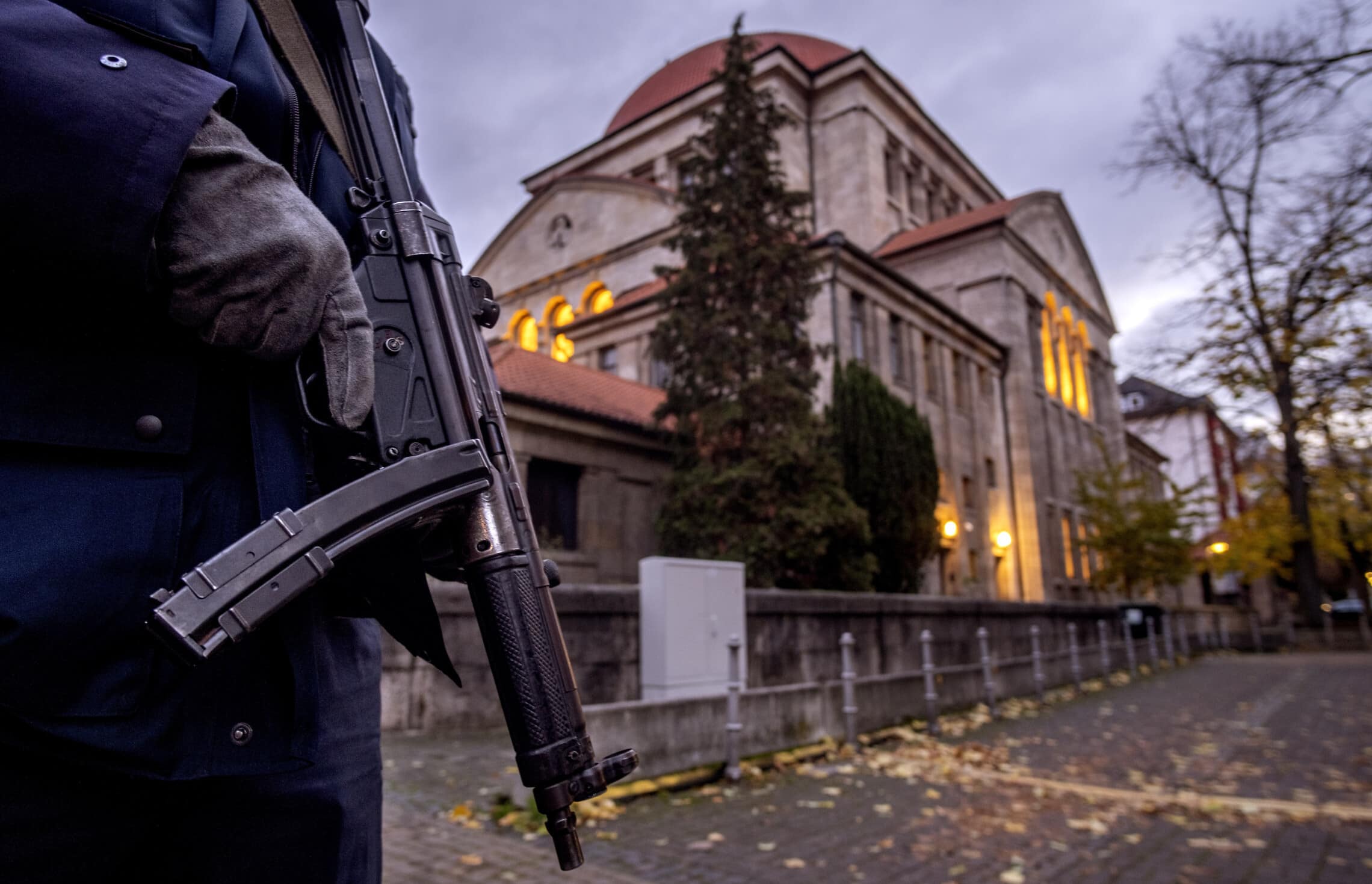 שוטר גרמני מאבטח בית כנסת בפרנקפורט, גרמניה, 8 בנובמבר 2023 (צילום: AP Photo/Michael Probst)