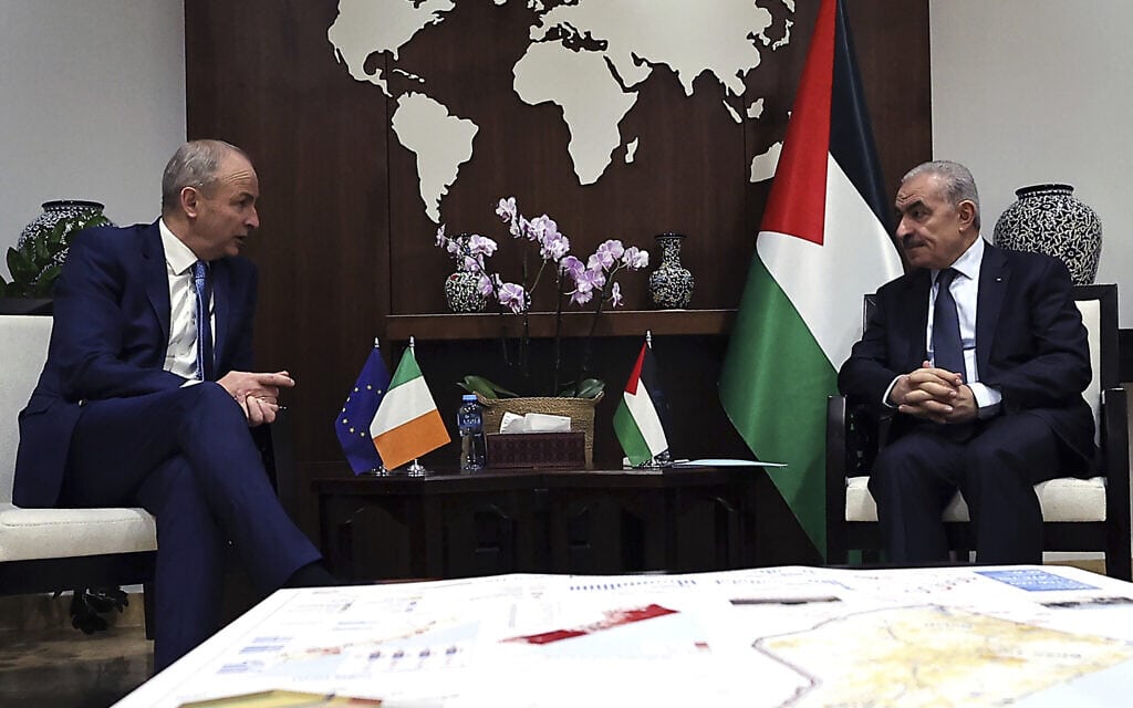 שר החוץ האירי מיהאל מרטין נפגש עם ראש הממשלה הפלסטיני מוחמד אשתייה ברמאללה, 16 בנובמבר 2023 (צילום: Zain Jaafar/Pool Photo via AP)