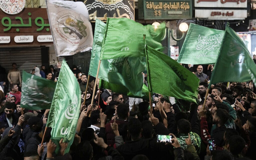 פלסטינים מניפים דגלי חמאס בשכם בחגיגות לכבוד שחרור האסירים הביטחוניים הפלסטינים במסגרת העסקה בין ישראל לחמאס, 24 בנובמבר 2023 (צילום: AP Photo/ Majdi Mohammed)