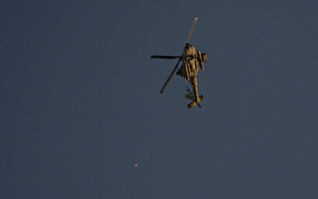 מסוק קרב אפאצ'י יורה נורים מעל רצועת עזה. 1 בצבמבר 2023 (צילום: AP Photo/Ariel Schalit)
