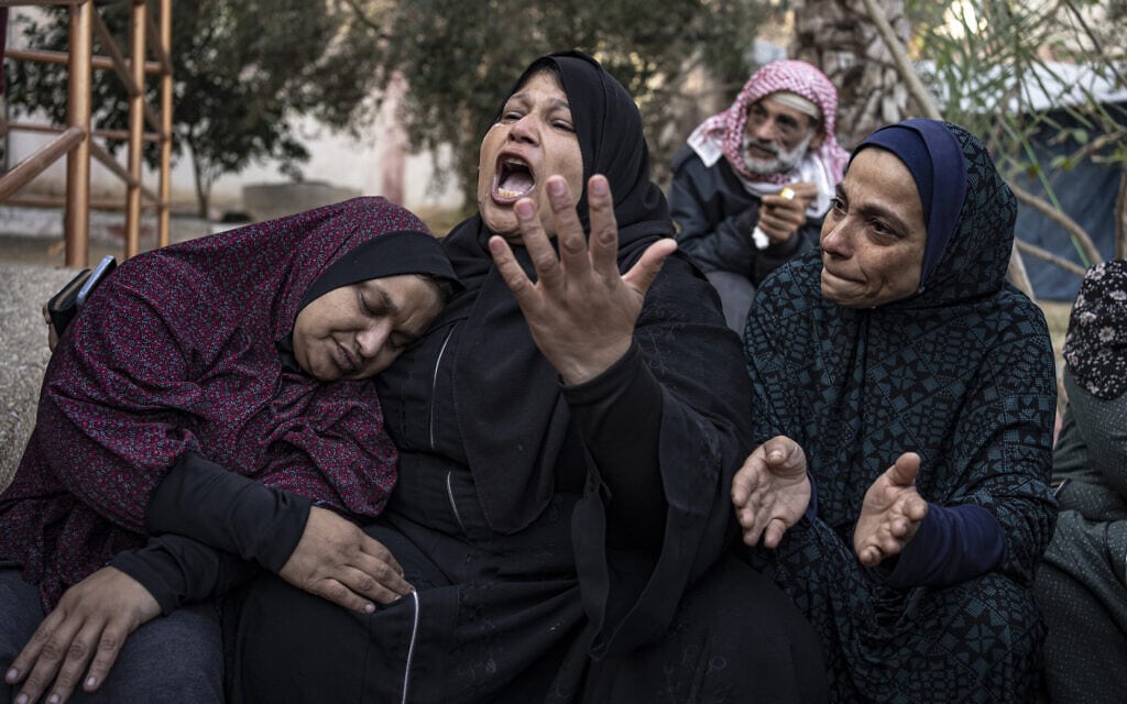 נשים פלסטיניות אבלות לאחר שקרוביהן נהרגו בתקיפת צה"ל בח'אן יונס. 2 בדצמבר 2023 (צילום: AP Photo/Fatima Shbair)