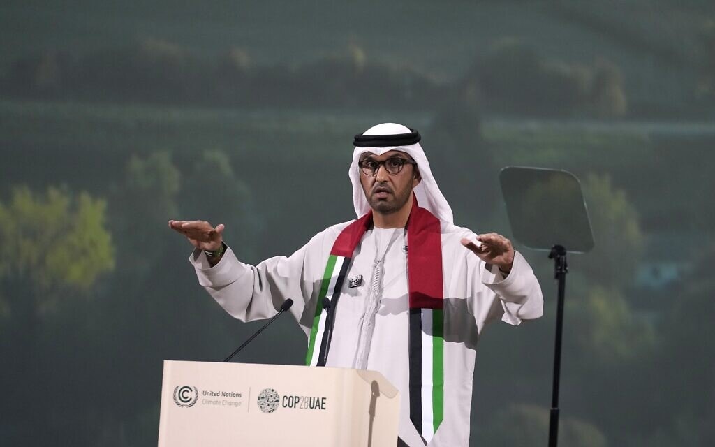 נשיא ועידת האקלים בדובאי, סולטן אחמד אל-ג&#039;אבר, נואם במפגש המנהיגים בוועידה, 2 בדצמבר 2023 (צילום: AP Photo/Kamran Jebreili)