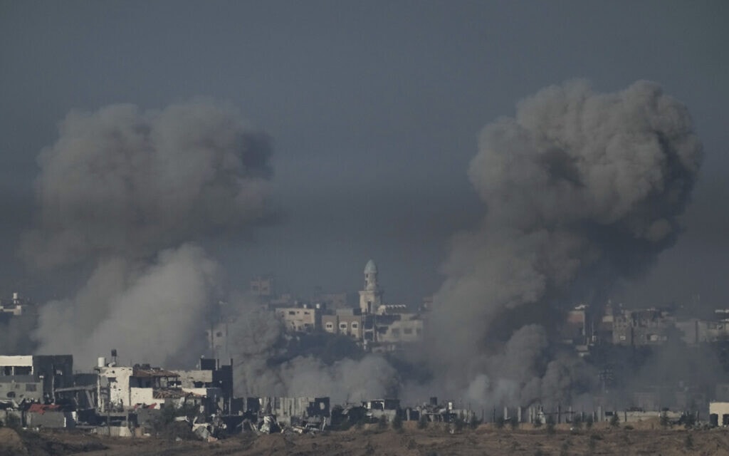 תקיפה ישראלית ברצועת עזה, 3 בדצמבר 2023 (צילום: AP Photo/Leo Correa)