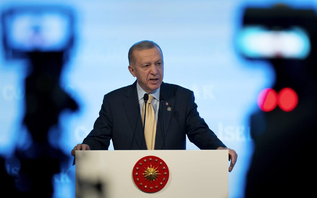נשיא טורקיה רג&#039;פ טאיפ ארדואן נושא דברים במושב של הוועדה לשיתוף פעולה כלכלי ומסחרי של הארגון לשיתוף פעולה אסלאמי באיסטנבול, 4 בדצמבר 2023 (צילום: AP Photo/Francisco Seco)