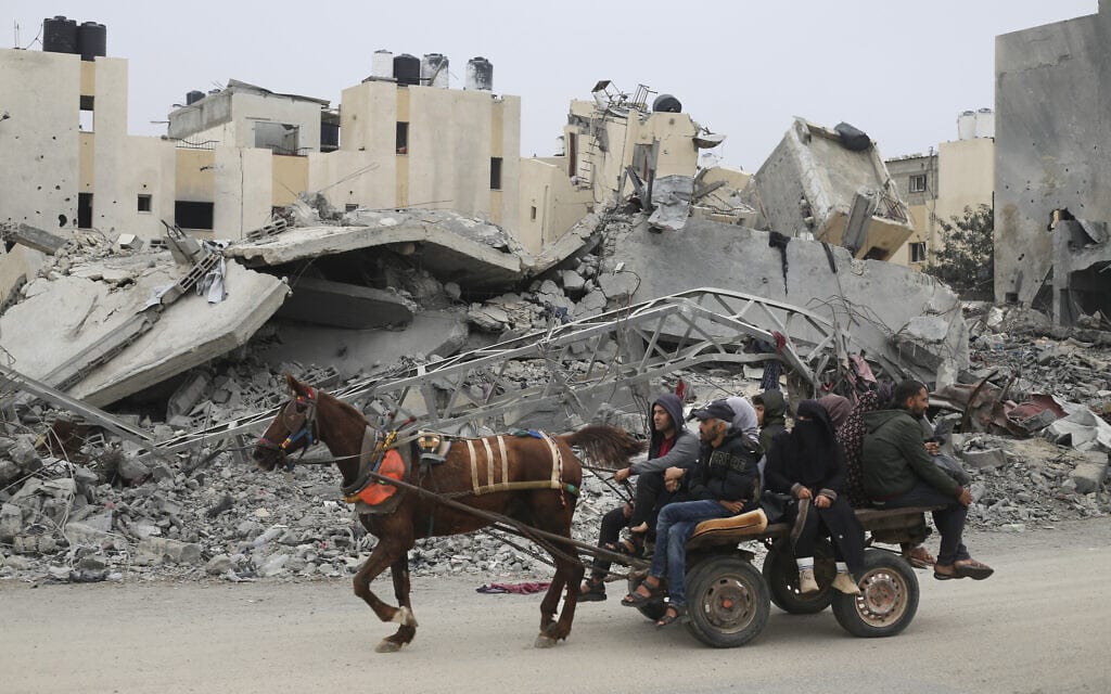 פלסטינים נמלטים לרפיח בדרום רצועת עזה, 5 בדצמבר 2023 (צילום: AP Photo/Hatem Ali)