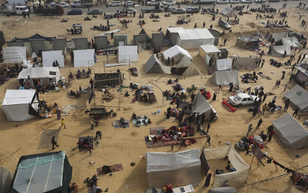 אוהלים ברפיח שבהם משתכנים פלסטינים שנעקרו מבתיהם, 5 בדצמבר 2023 (צילום: AP Photo/Hatem Ali)