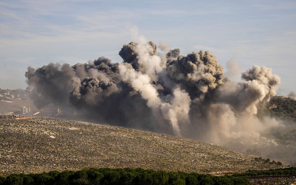 עשן מיתמר בעקבות תקיפה אווירית ישראלית בלבנון, סמוך לגבול בין המדינות, 10 בדצמבר 2023 (צילום: AP Photo/Hassan Ammar)