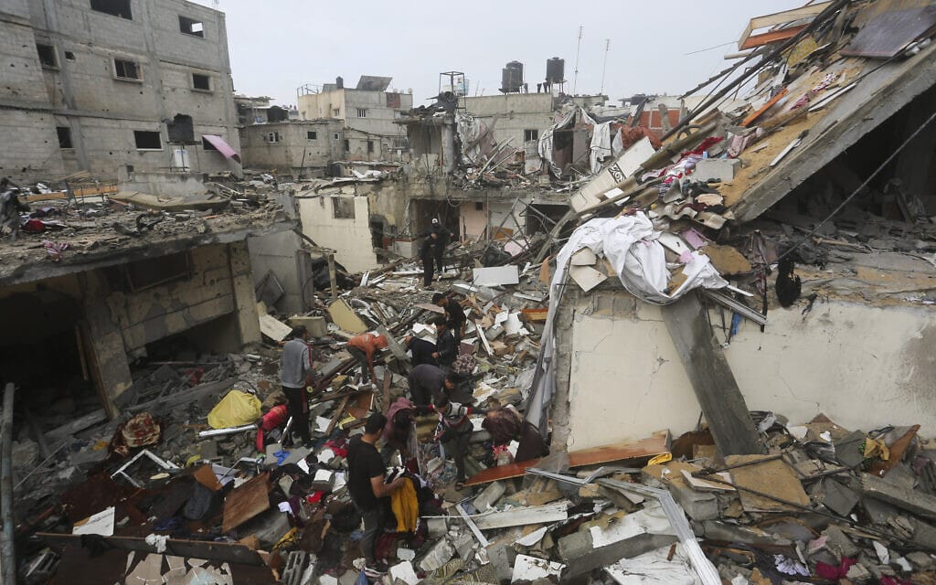 פלסטינים ברפיח באתר שהותקף על ידי ישראל, 13 בדצמבר 2023 (צילום: AP Photo/Hatem Ali)