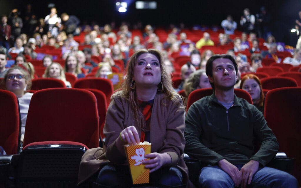 אזרחי פולין ממלאים את אולמות הקולנוע כדי לצפות בשידור ישיר מדיוני בית המחוקקים הפולני אחרי הבחירות, דצמבר 2023 (צילום: AP Photo/Czarek Sokolowski)