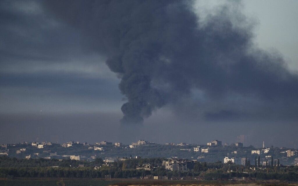 עשן מיתמר בעקבות תקיפה ישראלית ברצועת עזה, 15 בדצמבר 2023 (צילום: AP Photo/Leo Correa)