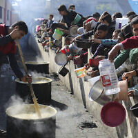 פלסטינים עומדים בתור לקבל מזון ברפיח שבדרום רצועת עזה, 20 בדצמבר 2023 (צילום: AP Photo/Hatem Ali)