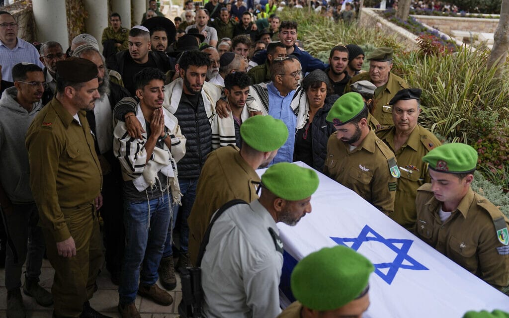 סמל לביא גיהסי, לוחם בחטיבת הנח"ל, שנהרג בקרב ברצועת עזה, מובא לקבורה בבית העלמין במודיעין, 21 בדצמבר 2023 (צילום: AP Photo/Ariel Schalit)