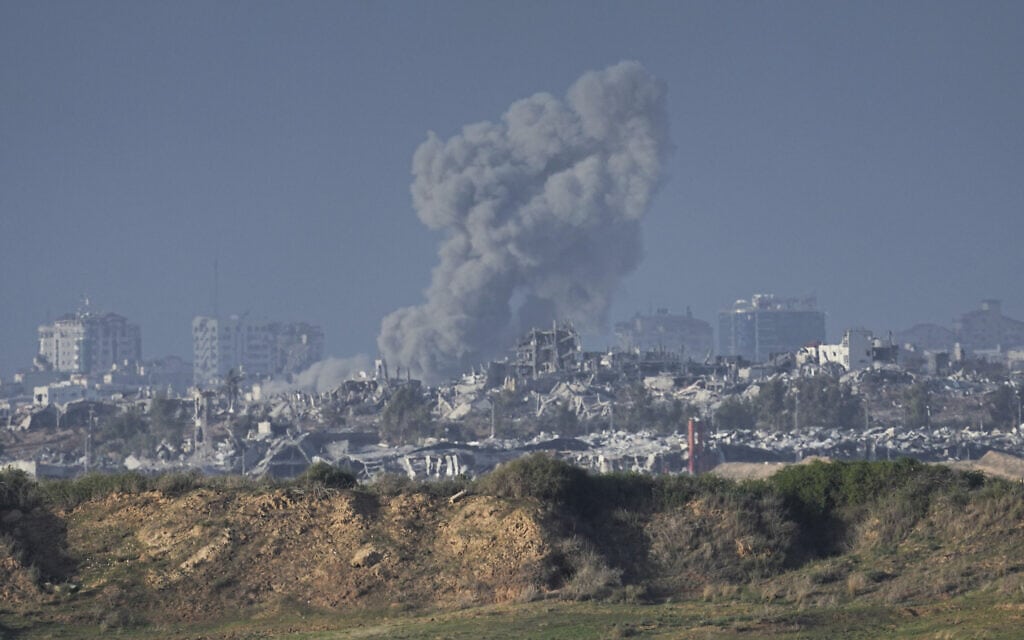עשן מתמר בעקבות הפצצה ישראלית ברצועת עזה, 24 בדצמבר, 2023 (צילום: AP Photo/Ariel Schalit)