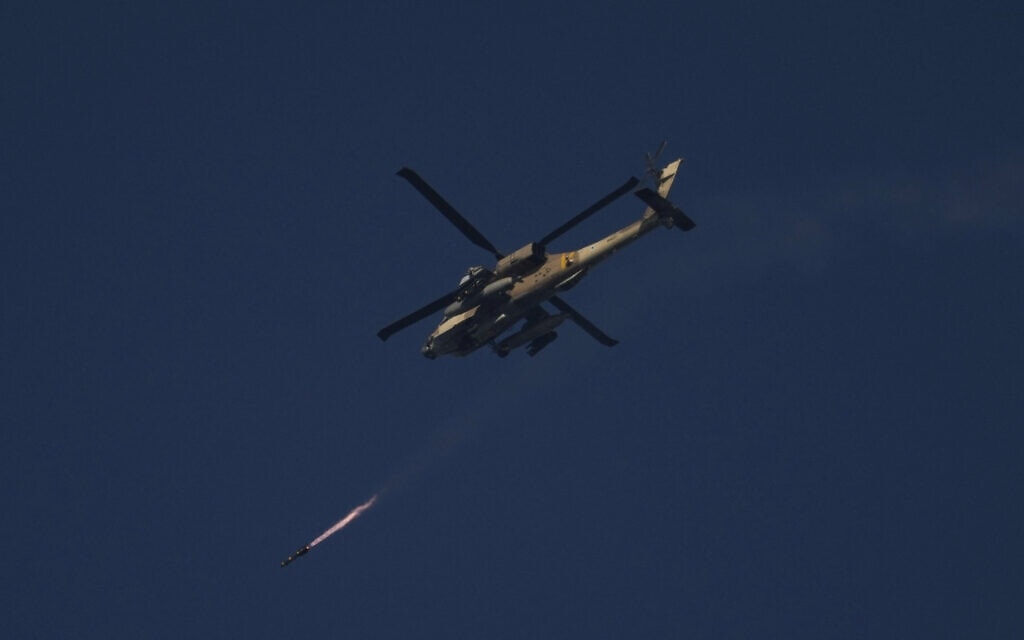 מסוק קרב ישראלי יורה טיל לעבר רצועת עזה, 25 בדצמבר 2023 (צילום: AP Photo/Leo Correa)