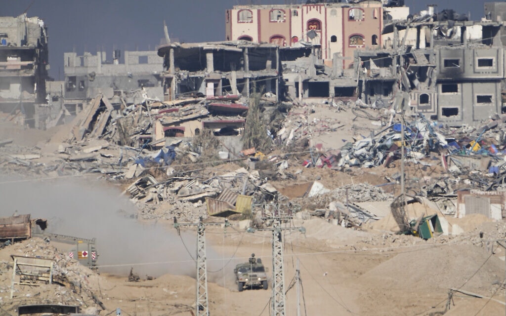 כוחות צה&quot;ל בתוך ההריסות ברצועת עזה, 29 בדצמבר 2023 (צילום: AP Photo/Ariel Schalit)