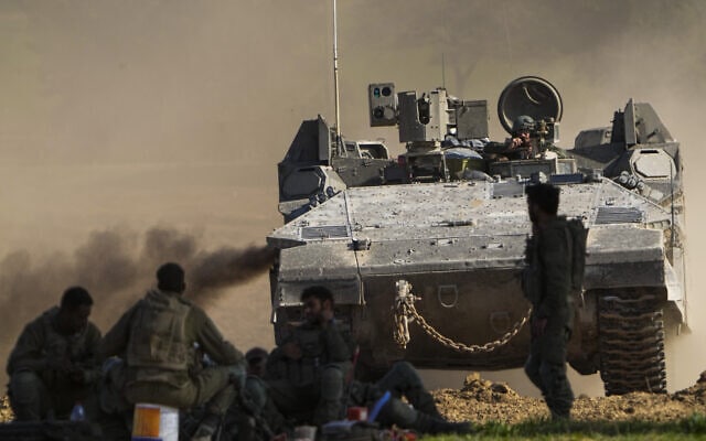 נגמ"ש צה"ל סמוך לגבול רצועת עזה, 29 בדצמבר 2023 (צילום: AP Photo/Ariel Schalit) נגמ"ש צה"ל סמוך לגבול רצועת עזה, 29 בדצמבר 2023 (צילום: AP Photo/Ariel Schalit)