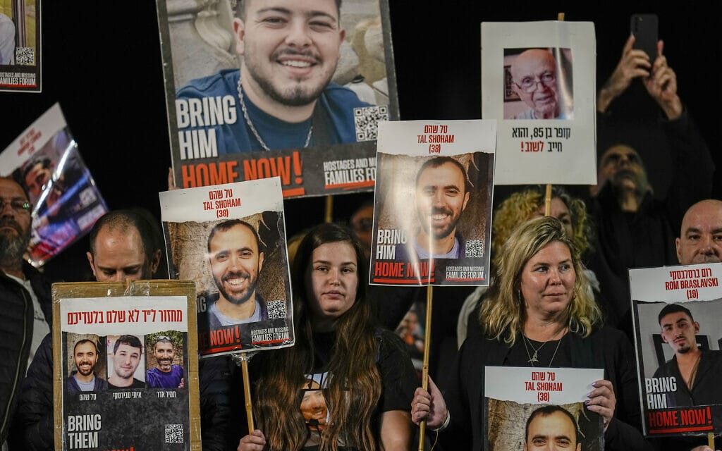 משתתפים לוקחים חלק בעצרת בתל אביב בקריאה לשחרור החטופים המוחזקים ברצועת עזה, 30 בדצמבר 2023 (צילום: AP Photo/Ariel Schalit)