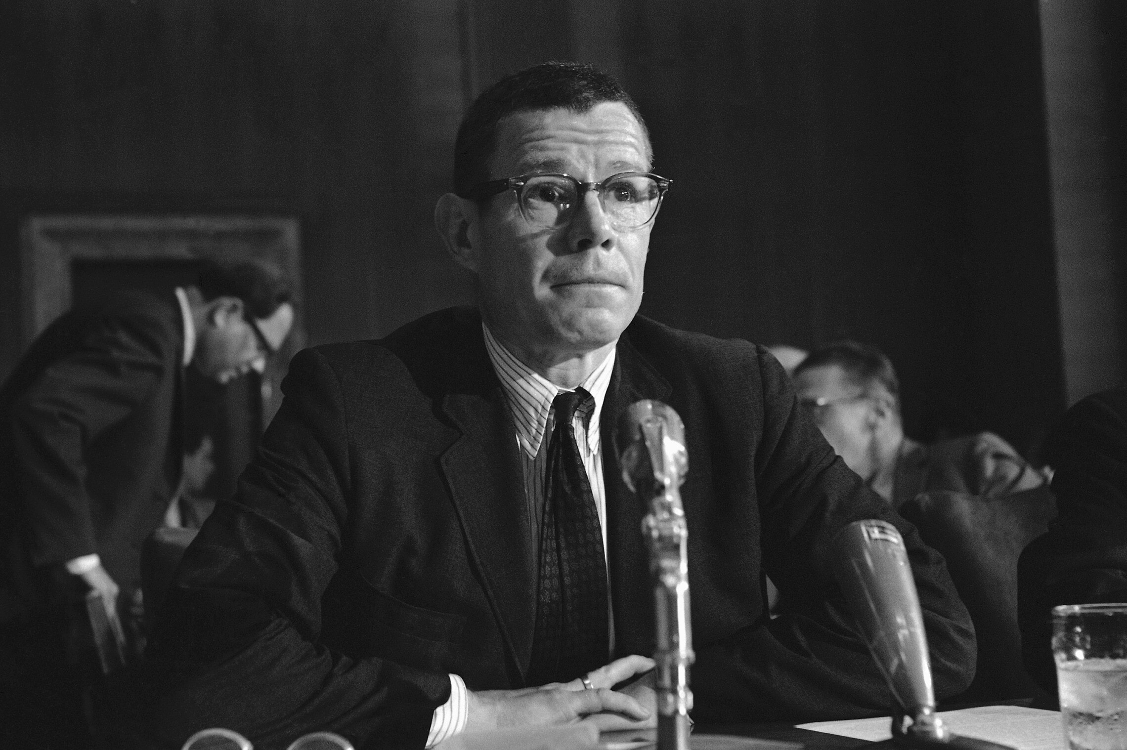פרופ&#039; תומאס שלינג מופיע בפניי ועדת הביטחון של הסנאט ב-1966 (צילום: AP Photo/Henry Griffin)